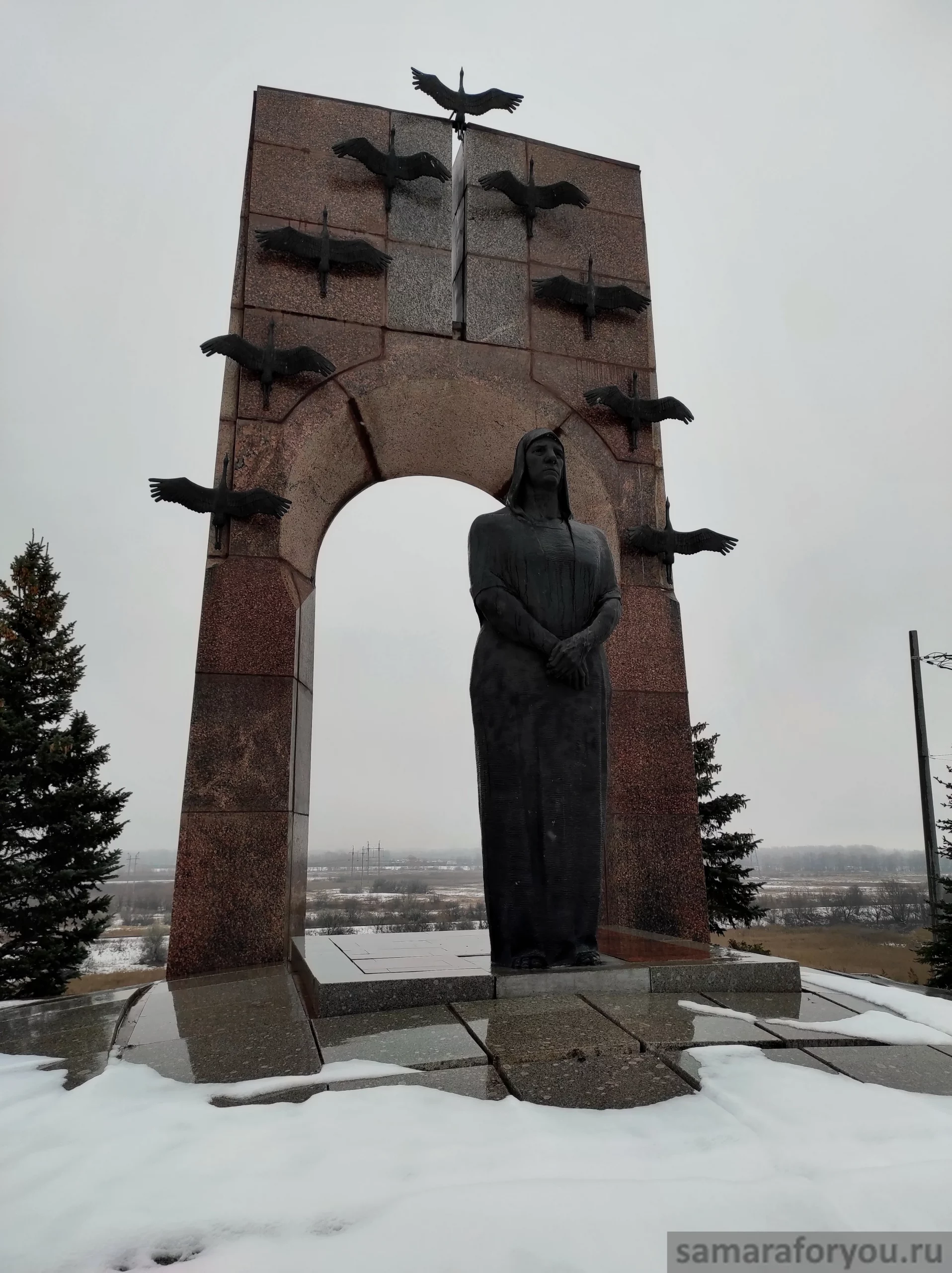 Памятник посвящённый семье Володичкиных