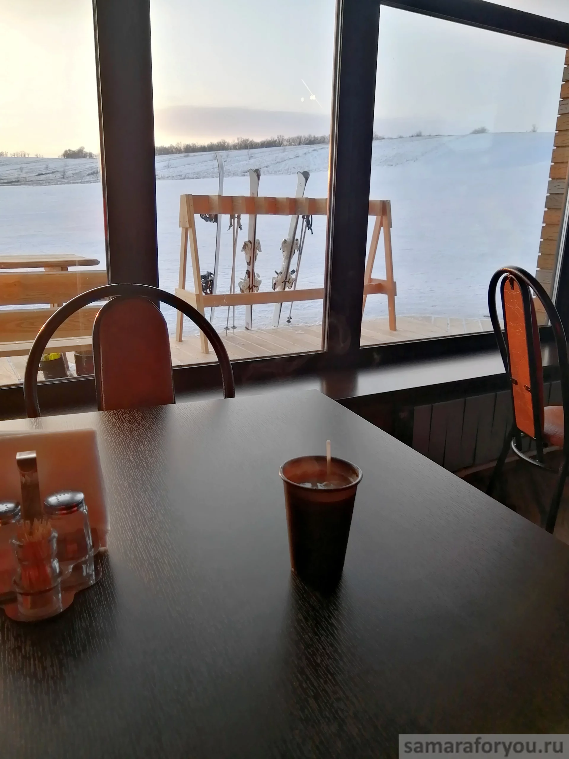 Вид и кафе на горнолыжный комплекс Мосты