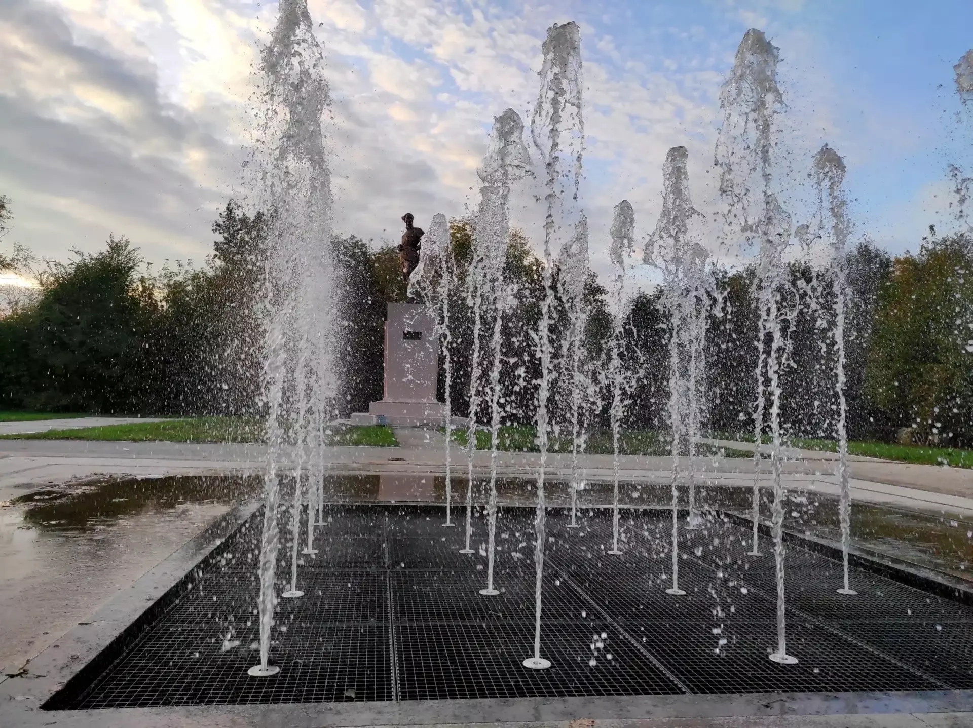 Сухой фонтан в парке им. Чапаева